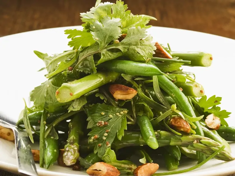 Grüner Gemüse-Mandel-Salat aus Bohnen und Spargel