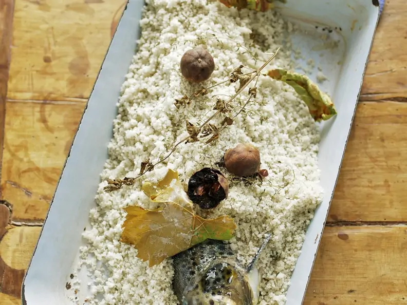 Lachsforelle mit Salz überkrustet