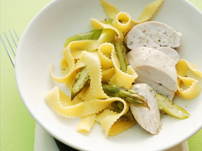 Pasta mit Spargel und Geflügel