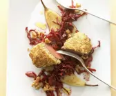 Rehlende mit Knusperkruste dazu Rotkraut und Birnen