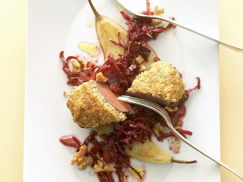 Rehlende mit Knusperkruste dazu Rotkraut und Birnen