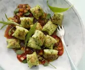 Kräuternockerl mit Gemüsesoße