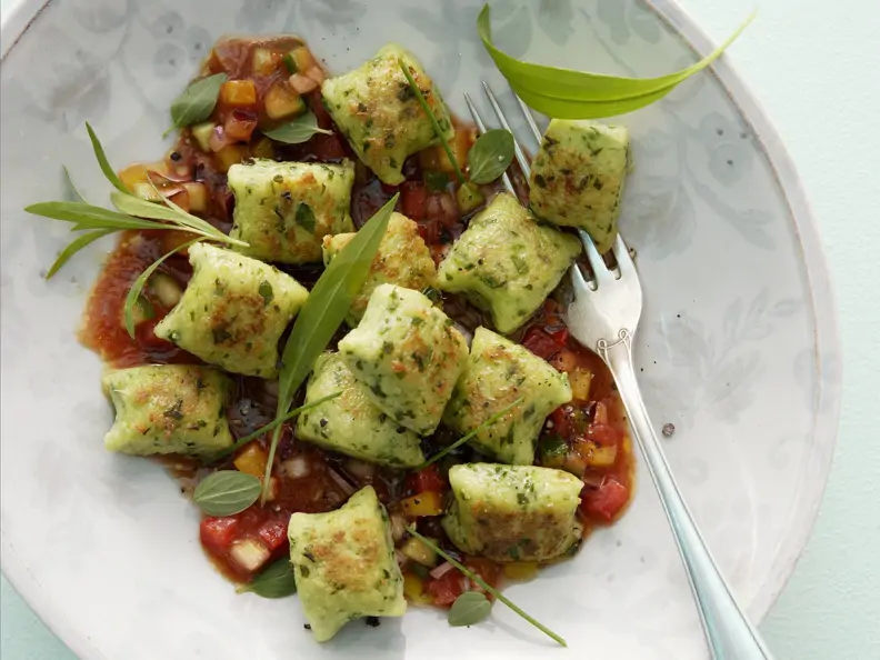 Kräuternockerl mit Gemüsesoße
