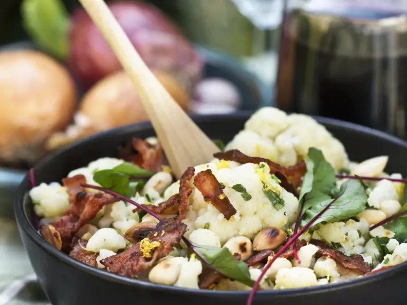 Blumenkohlsalat mit Mangold und Mandeln
