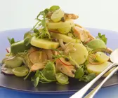Herbstlicher Kartoffelsalat mit Trauben und Forelle