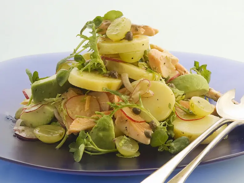 Herbstlicher Kartoffelsalat mit Trauben und Forelle