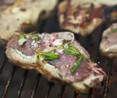 Gegrillte Lammkoteletts mit Kräutern mariniert