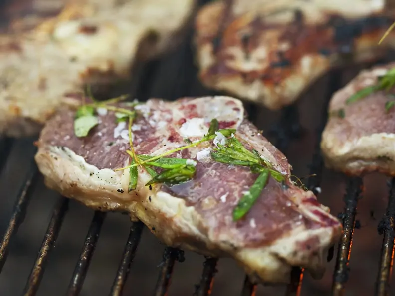 Gegrillte Lammkoteletts mit Kräutern mariniert