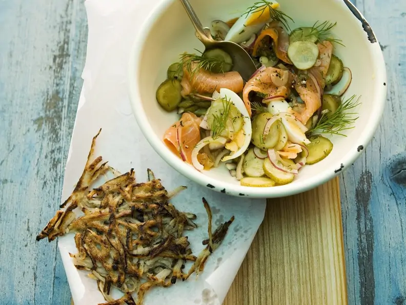 Kartoffel-Lachs-Salat mit Schwarzwurzelpuffern