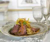 Roastbeef mit Gemüsestreifen und Kartoffeln