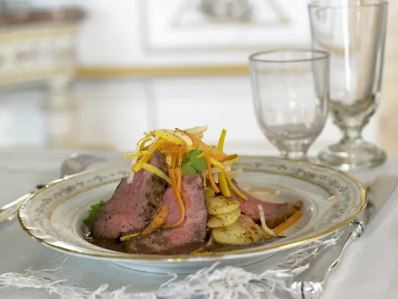 Roastbeef mit Gemüsestreifen und Kartoffeln