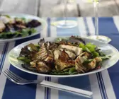 Salat mit Pilzen und gebratenem Hähnchen