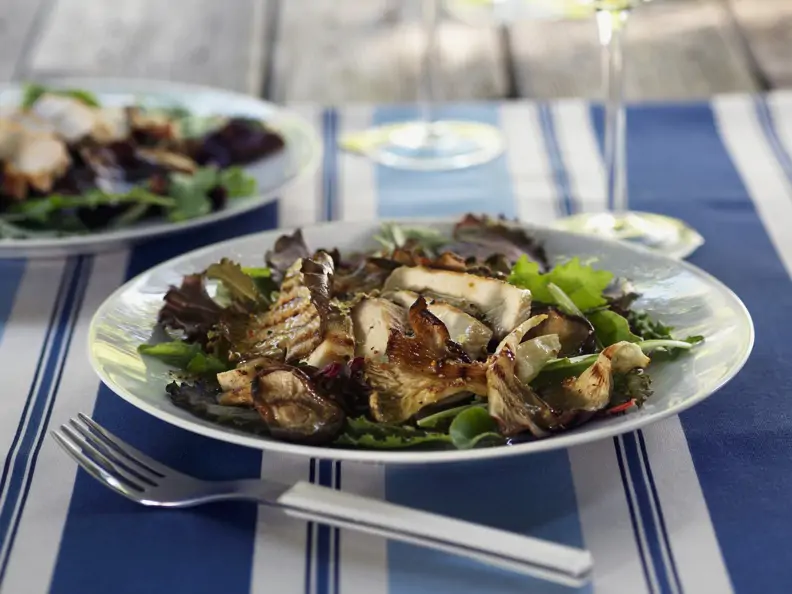 Salat mit Pilzen und gebratenem Hähnchen