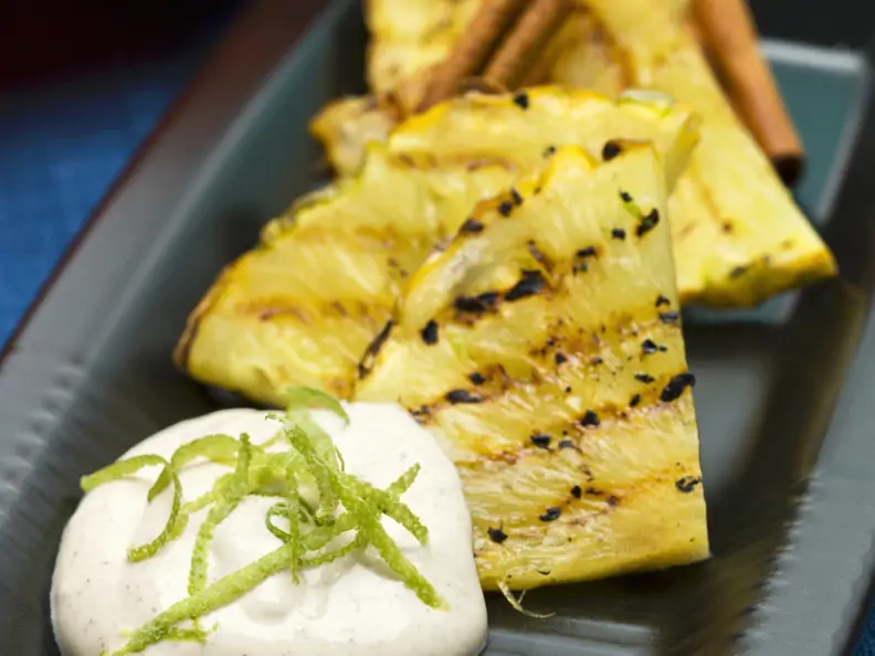 Ananas nach karibischer Art mit Zimt und Joghurt