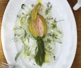 Zucchiniblüten mit Füllung und Dill-Joghurt-Soße