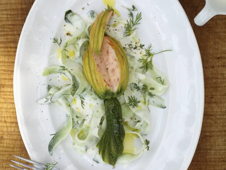 Zucchiniblüten mit Füllung und Dill-Joghurt-Soße