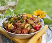 Deftiger Kartoffelsalat mit Tomaten und Speck