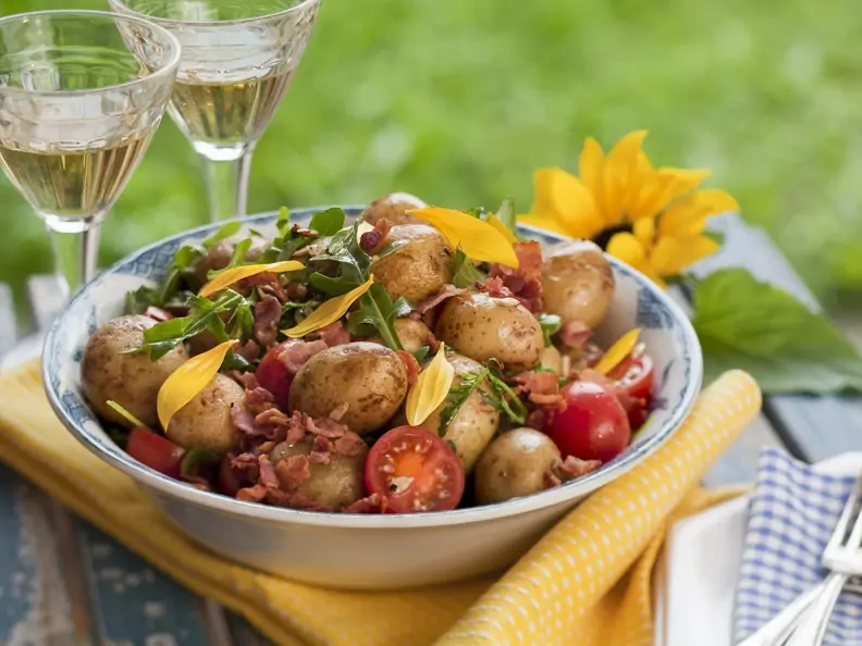 Deftiger Kartoffelsalat mit Tomaten und Speck