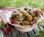 Kleine Kartoffeln mit Radieschen und Spargel