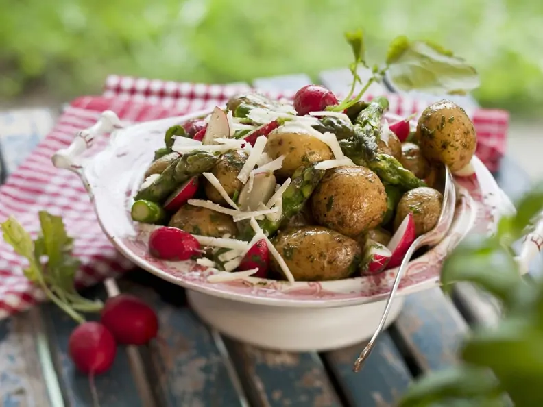 Kleine Kartoffeln mit Radieschen und Spargel