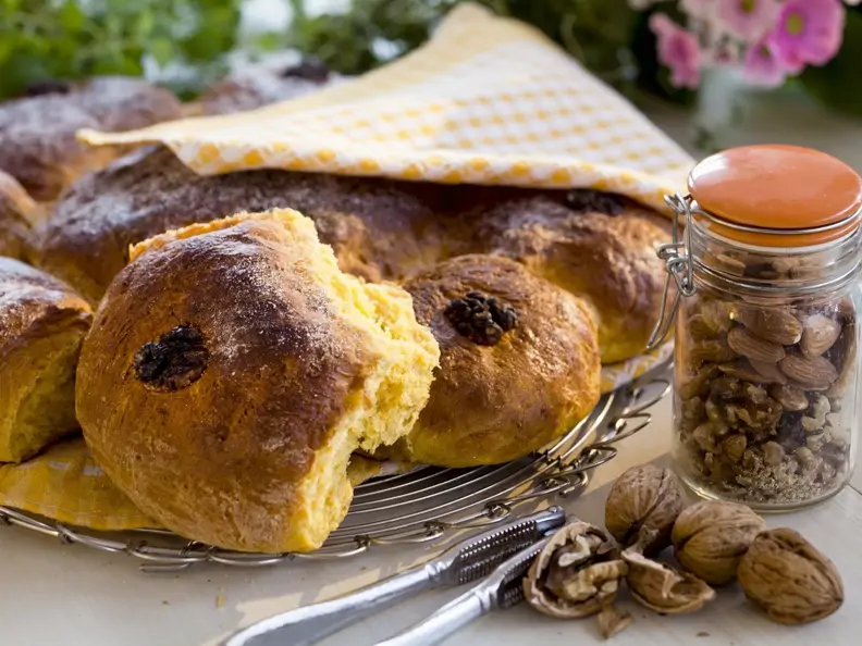 Möhrenbrötchen mit Walnusskernen