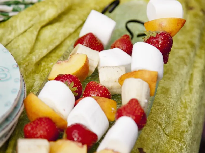 Obst-Marshmallow-Spieße