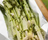 Porree mit Knoblauch und Thymian