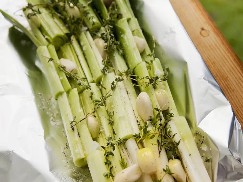 Porree mit Knoblauch und Thymian