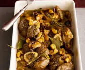 Geschmorte Kalbshaxe (Ossobuco) mit Möhren und Fenchel