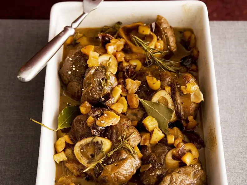 Geschmorte Kalbshaxe (Ossobuco) mit Möhren und Fenchel