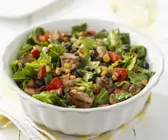 Römersalat mit Rind, Mais und Gemüse