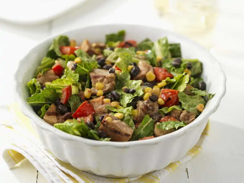 Römersalat mit Rind, Mais und Gemüse