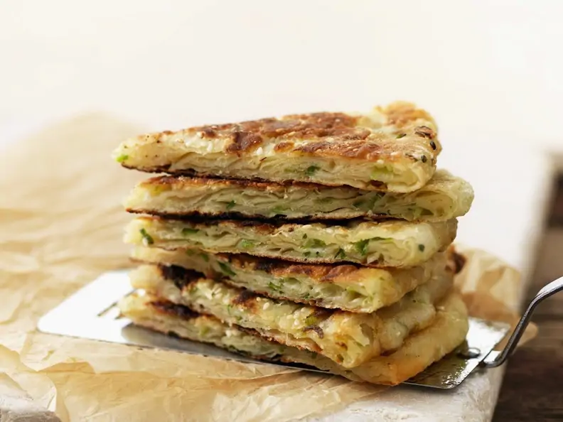 Pfannkuchen auf chinesische Art mit Lauchzwiebeln