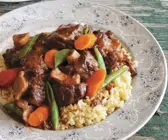 Ochsenschwanzgulasch mit Weizenbeilage