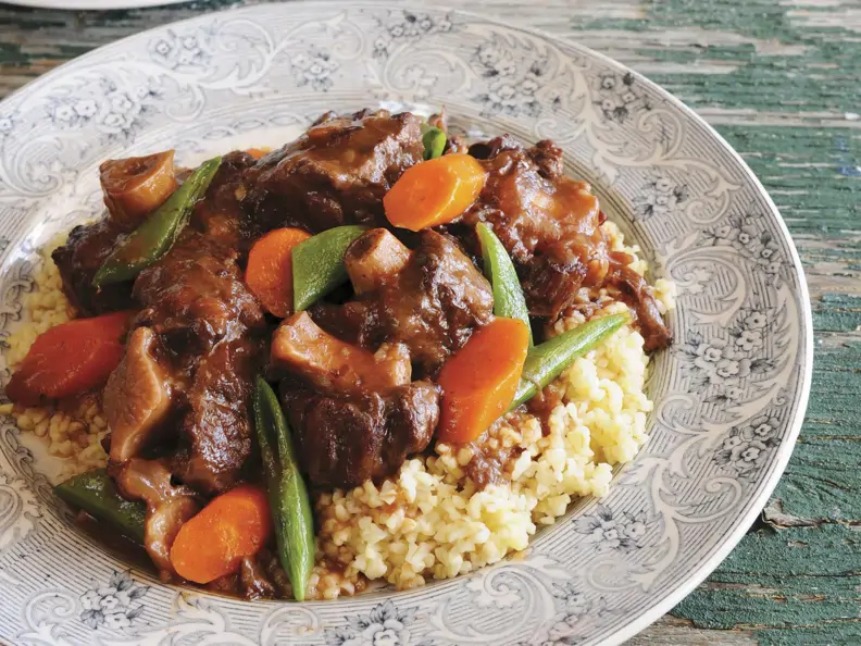Ochsenschwanzgulasch mit Weizenbeilage