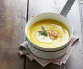 Butternusskürbissuppe mit Apfel und Salbei