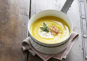 Butternusskürbissuppe mit Apfel und Salbei