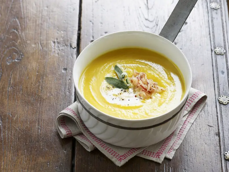 Butternusskürbissuppe mit Apfel und Salbei