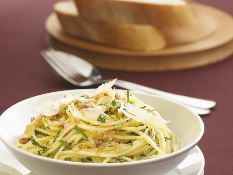 Pasta mit Knoblauch und Sardellen