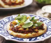 Pizza nach marokkanischer Art mit Hackfleisch und Pinienkernen