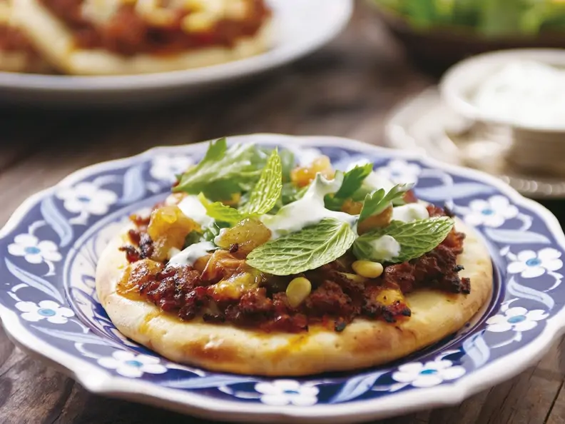 Pizza nach marokkanischer Art mit Hackfleisch und Pinienkernen