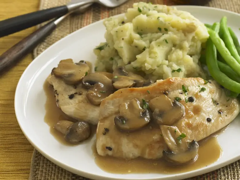Hühnchen mit Kartoffelbrei und Pilzsauce nach indischer Art