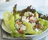 Geflügelsalat mit Äpfeln und Walnüssen