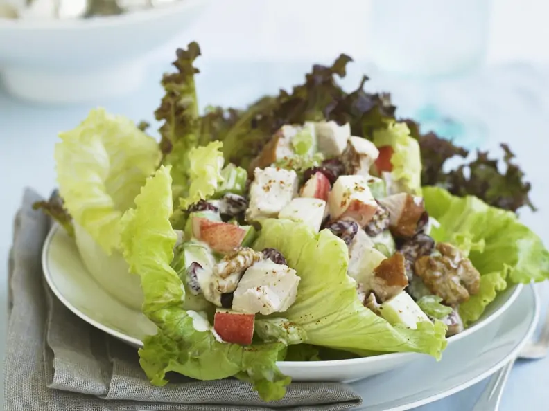 Geflügelsalat mit Äpfeln und Walnüssen