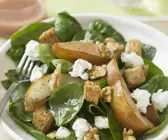 Salat aus Spinat, Birnen, Nüssen und Feta