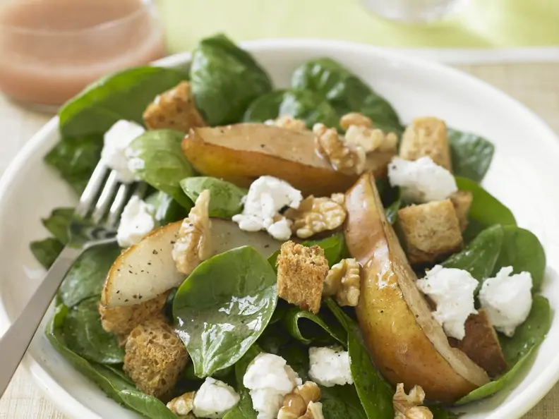 Salat aus Spinat, Birnen, Nüssen und Feta