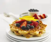 Vollkornwaffeln mit Obst und Ahornsirup