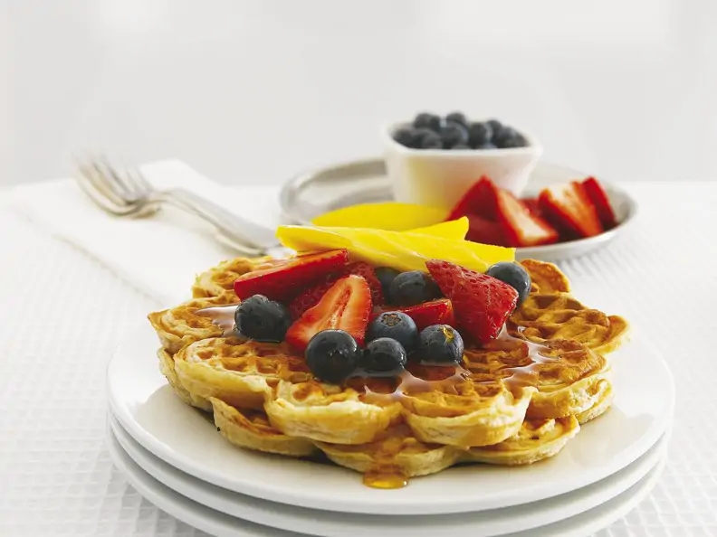 Vollkornwaffeln mit Obst und Ahornsirup