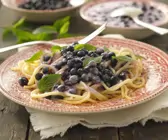 Süße Pasta mit Blaubeersauce