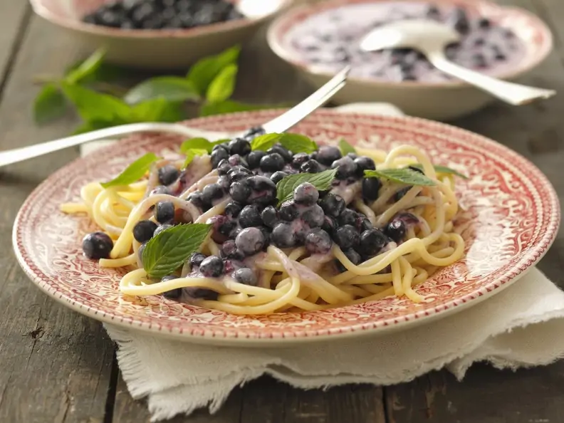 Süße Pasta mit Blaubeersauce